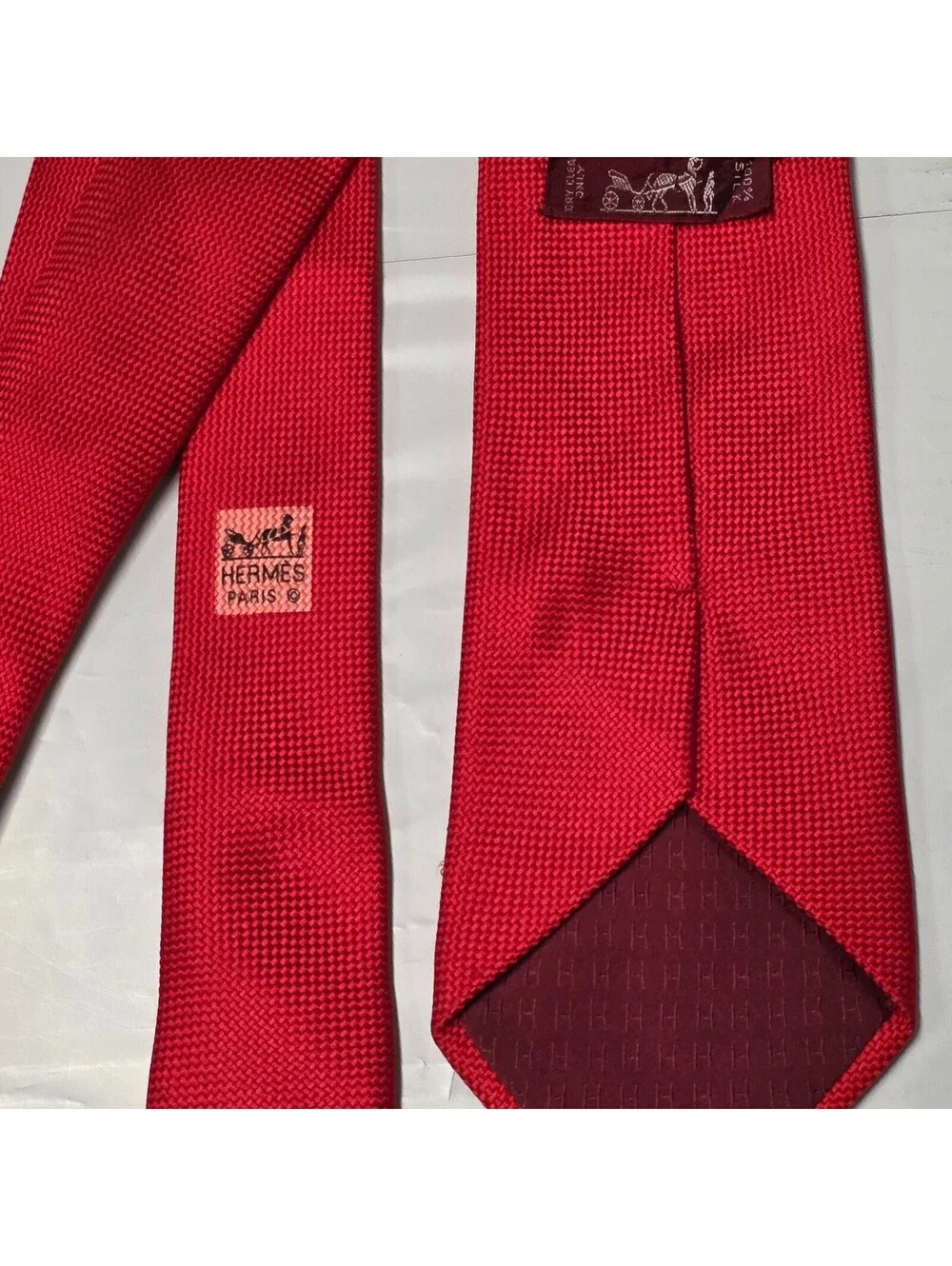 HERMES Paris Red Knit Woven Silk Tie Made in France 62x3.5 Grenadine Flaw see